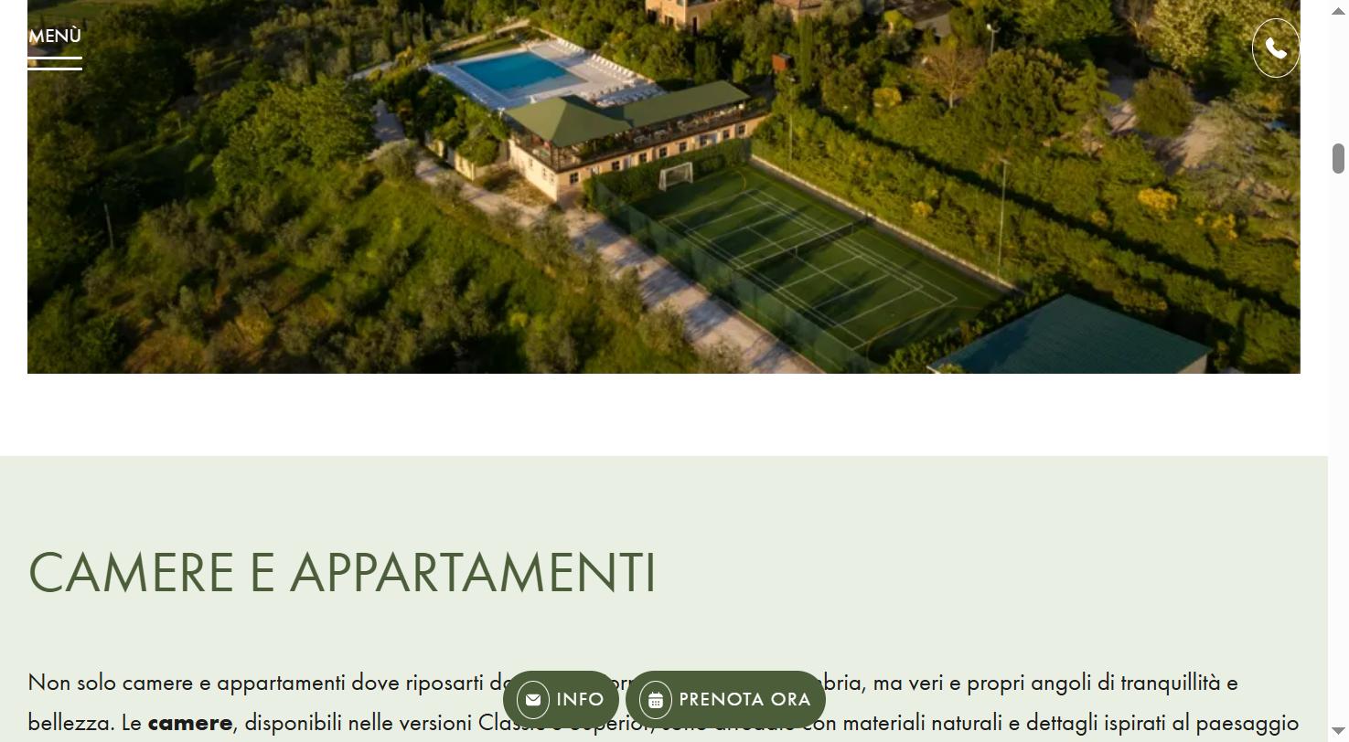 Il Poggio degli Olivi visto dall'alto: la struttura fra gli olivi, con piscina e campo da tennis, sopra la sezione camere e appartamenti.