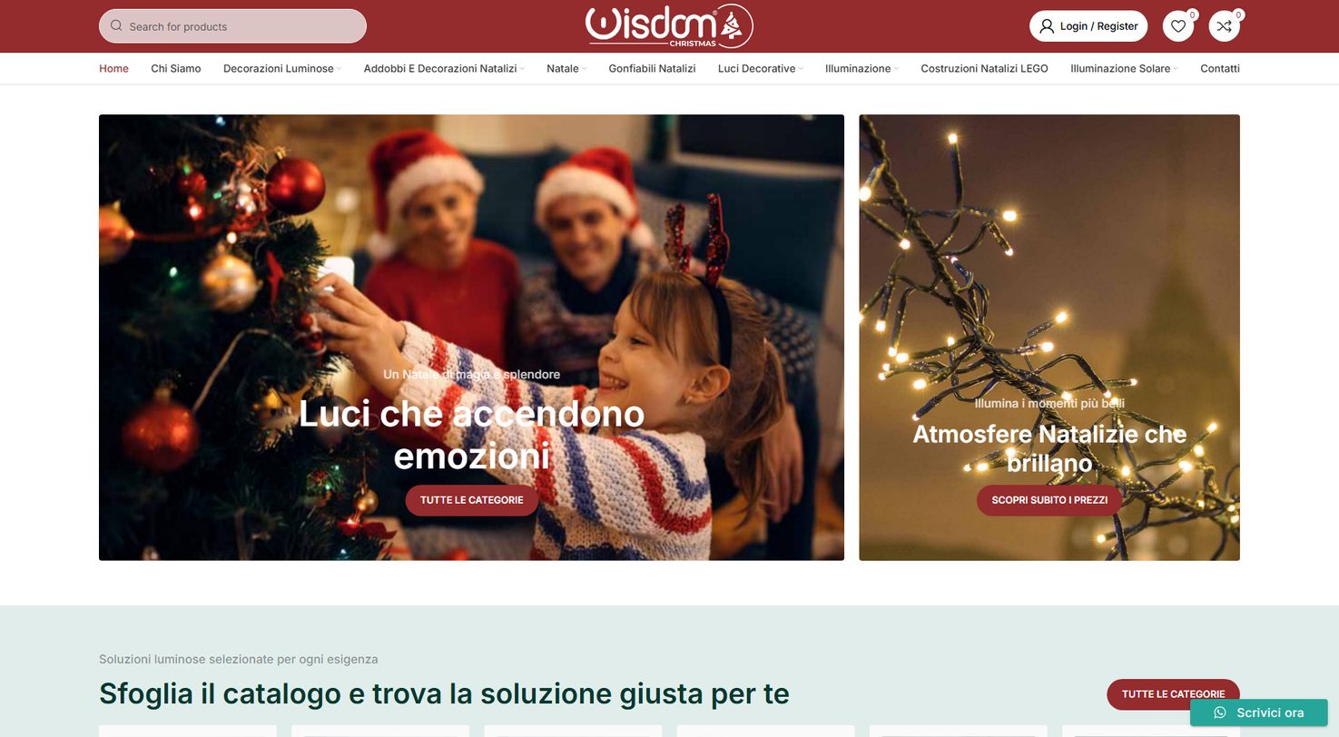 Home di Wisdom: due riquadri natalizi affiancati, una bambina che addobba l'albero e una matassa di luci accese, sotto la barra rossa del negozio.